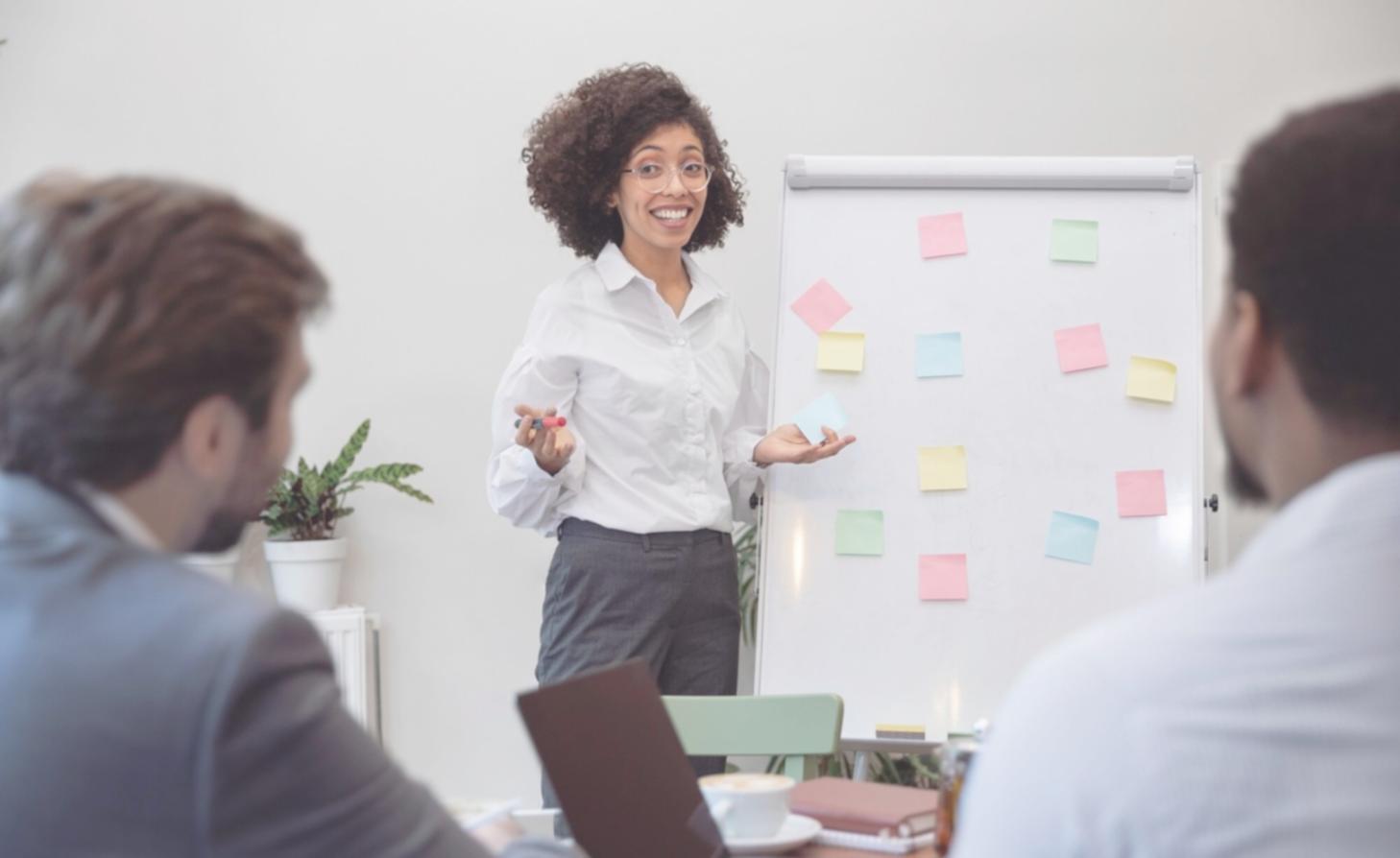 Session de formation en salle avec participants